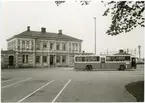 Buss pakerad utanför Falkenberg station.