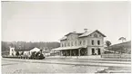 Finspång järnvägsstation med lokomotivet Lotorp och ett tågsätt på bangården år 1880.