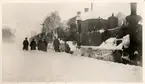 Tåg 13 i Fjälkinge station som 14/2-1929 kvarstod till påföljande dag.
Ånglok BKB.