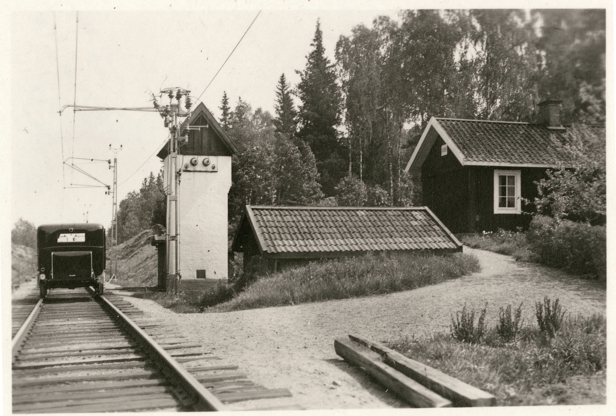 Banvaktsstuga 529 Mälby (Mählby) och sugtransformatorhus.