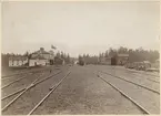 Frövi 1874 station och bangård med tåg.