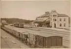 Frövi 1874 station och bangård med godsvagn och personvagn.