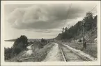 Platsen för Getåolyckan som inträffade 1908-10-01. Bakom kontaktledningsstolpen syns en minnessten över olyckan.