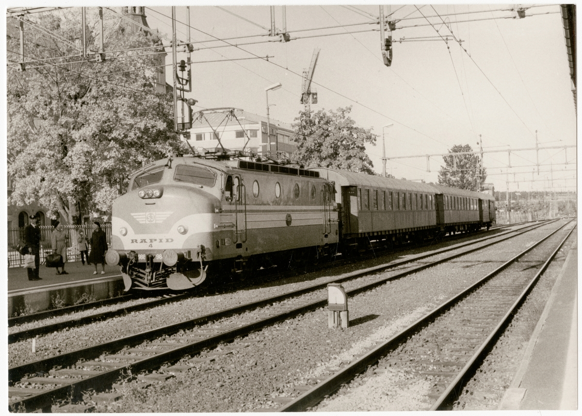 Statens Järnvägar, SJ Ra 988 "Rapid 4"
Gävle centralstation spår 5