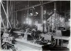 Interiör från maskinverkstaden vid Gävle norra år 1902. Byggnaden uppförd åren 1856 - 1858. Gävle - Dala Järnväg, GDJ.