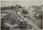 Översvämning vid Gävle 1916.
Gävle Dala Järnväg, GDJ korsar Gävle - Ockelbo Järnväg, GOJ. Tåget under viadukten är ett ankommande tåg från Ockelbo.