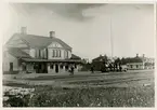 Stins Per Derus Englund. Stationshus och uthus byggdes 1900- 1901. Troligtvis Gävle Dala Järnväg, GDJ lok 19 