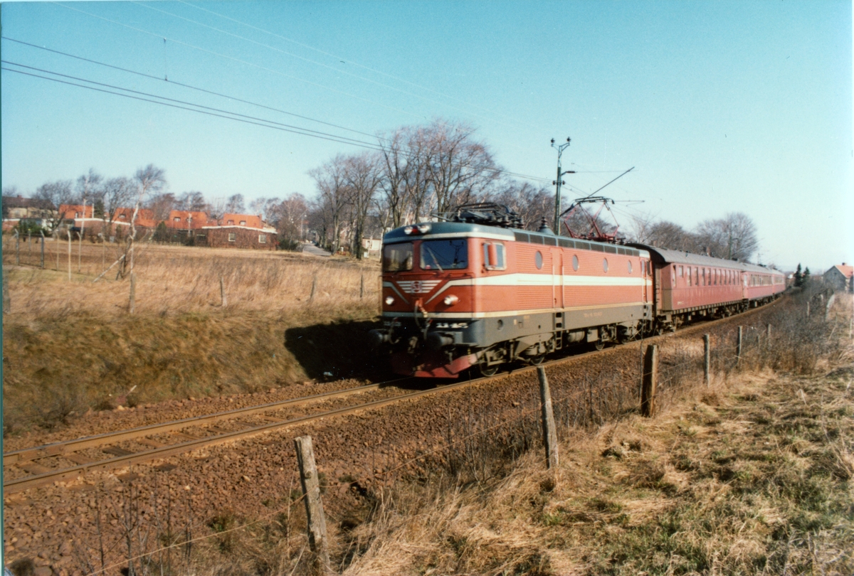 Gamla linjen Halmstad - Falkenberg. 
SHJ  - Skåne - Hallands Järnväg
SJ Rc4 1143