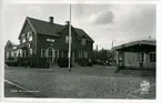 Station anlagd 1924. Tvåvånings stationshus i trä, sammanbyggt i vinkel med godsmagasinet. 1937 ombyggt, så att den tidigare bostadslägenheten blev väntsal och gamla väntsalen expeditionslokaler.