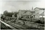 Herrljunga station öppnad 1863. Först byggdes ett litet stationshus som användes 1862 -1864. Nytt stationshus byggt 1864.