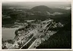 Flygfotografi  över Hestra järnvägsstation med  Isaberg. Station anlagd 1902.