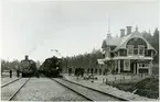 Station anlagd 1902. Tvåvånings stationshus i trä. Mekanisk växelförregling.