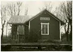 Hållplats anlagd 1898. Före 1924 station. Liten envånings träbyggnad.
Station på den nedlagda bandelen Slite-Hablingbo 10/6 1953.