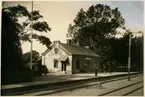 Station byggd 1875. Envånings putsat stationshus.