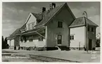 Station anlagd 1921. En- och enhalvvånings stationshus i trä. Omfattande reparationer 1945.