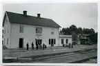 Hofmantorp
Station anlagd 1874. Stationshuset, tvåvånings putsat, tillbyggt 1908. Renovering av tjänstelokalerna företogs 1939 och 1947 restaurerades bostadslägenheten