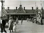 Envånings stationshus i sten, rappat och putsat. Stationen ombyggd 1924. Godsmagasinet rivet 1995.