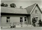 Station anlagd 1899. Envånings station m gavel mot banan