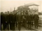 Lokförare J.E.F.Dahlvig.
Från vänster:stationskarl T.Holmgren,stationskarl  H.Jönsson,stationskarl  Windahl, stationskarl  A.Lundström, trafikbiträde O.Pettersson och A.Almström,stationskarl S.Åfeldt, stationsförman N.Sjöholm, trafikbiträde C.Månsson, stationskarl Hj.Olsson, stationsförman A.Ekstrand, stationskarl 
J.Pettersson, trafikbiträde A.Rydstedt, trafikbiträde ,J.Franzen, bangårdsmästare F.Syren, stationsförman O.Olofsson, stationsskrivare H.Herbst