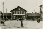 Tvåvånings stationshus i sten, byggt 1863. Tillbyggt 1876 och 1890 . Nytt stationshus i tegel 1919, invigt 1921 ,1914 uppfördes, som ett provisorium under ombyggnadstiden, en stationsbyggnad söder om den nuvarande. Den ligger år 1991 kvar och används av Postverket . Vid södra infarten låg SJ:s växtdepå. Ett äldre lokstall ersattes av ett sjuportars med vändskiva.
Bilden visar äldsta stationshuset.