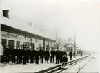 Stationen öppnad 1.8.1862. Envånings stationshus i trä enligt Gnestamodellen. Mekanisk växelförregling.  Eldrift 1933. Stationen anlagd 1868. På bilden är Hästveda satation under stationsföreståndare  Axel Åkerbloms tid. Åkerblom gick i pension 1928.