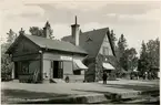 Stationen öppnad 1898-12-18.Envånings stationshus i trä. Stationshuset ombyggdes och moderniserades 1946-47. Mekanisk växelförregling.