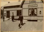 Stationen öppnad 1898-12-18.Envånings stationshus i trä. Stationshuset ombyggdes och moderniserades 1946-47. Mekanisk växelförregling. Häverösund som nu kallas Häverödal.