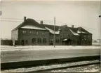 Järnvägen från Kattarp till Höganäs öppnades 1885 av SHJ, Skåne - Hallands Järnväg. I Höganäs fanns då två stationer, Höganäs Övre och Höganäs Nedre. Efter 1919 blev det en station istället för Höganäs Övre och Höganäs Nedre. Då byggdes nya stationshuset.  Arkitekten var Folke Zetterwall. En stor ombyggnad ägde rum 1936. Nedlagd 1992.