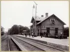 Höganäs Övre station. Järnvägen från Kattarp till Höganäs öppnades 1885 av SHJ, Skåne - Hallands Järnväg. I Höganäs fanns då två stationer, Höganäs Övre och Höganäs Nedre. Efter 1919 blev det en station istället för Höganäs Övre och Höganäs Nedre. Då byggdes nya stationshuset.  Arkitekten var Folke Zetterwall. En stor ombyggnad ägde rum 1936. Nedlagd 1992.