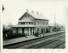 Höganäs Övre station. Järnvägen från Kattarp till Höganäs öppnades 1885 av SHJ, Skåne - Hallands Järnväg. I Höganäs fanns då två stationer, Höganäs Övre och Höganäs Nedre. Efter 1919 blev det en station istället för Höganäs Övre och Höganäs Nedre. Då byggdes nya stationshuset.  Arkitekten var Folke Zetterwall. En stor ombyggnad ägde rum 1936. Nedlagd 1992.