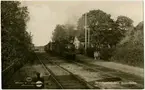 Vykort med texten Förlag H.J. Johansson Hökedalen. Järnvägssstationen,  Hökedalen. Banan elektrifierad 1939.