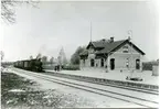 Stationen byggd 1865 av CHJ .Stationen öppnad som anhaltsstation med en banvaktsstuga, som ännu år 1991 finns kvar som privatbostad. Ett stationshus uppfördes 1904, tillbyggt 1916, och även det finns kvar år 1991. Persontrafiken slut 1 juni 1975 . En- och enhalvvånings stationshus i tegel 
CHJ , Kristianstad - Hässleholms Järnväg