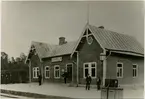 Stationen byggd 1885 av KIJ. Förlängd och påbyggd m flygel .Station från 1885. Stationshus av banans större typ. Det finns kvar år 1991 och är sedan 1987 vandrarhem. Vattentornet i tegel från 1885 står kvar som kulturminne och ägs av Östra Göinge Kommun. Godsmagasinet har rivits i sen tid. Lokstall med vändskiva försvann betydligt tidigare .Trafikplats anlagd 1885. Envånings stationshus i trä, två gavlar mot banan 
KIJ , Kristianstad - Immelns Järnväg