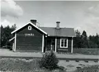 Bandelen Kummelby--Arkösund nedlagd 1960-11-01.
Hållplatsstuga uppförd 1897. Liten träbyggnad i ett plan .
VB , Vikbolandsbanan