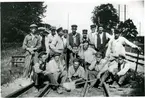 Arbetslag vid bangården Jakobsbergs station omkr.1924.
Stående: 5:e från vänster banvakt Albert Strid , Jakobsberg och
7:e från vänster banvakt J.A.Frögren , Barkarby