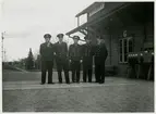 Statens Järnvägar, SJ  Jularbo,1951 från vänster ,Lantbrevbärare Sundström      Stationskarl Hedberg, Stationsinspektor K.Bergman,Trafikbiträde Thelander,   Stationskarl Träff.