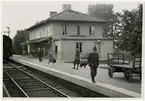 Järbo station, öppnad för trafik 1876. Stationshuset, två våningar i trä, tillbyggdes och moderniserades 1938. Mekanisk växelförregling. På bilden syns också en  G-vagn.