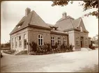 Statens Järnvägar, SJ  Järna station (fasad mot gården).Foto:Atelje Axel Wonhoff, Drottninggatan, 65, Stockholm, Gåva  Stationsinspektor NAW Hammarsköld, Järna . Dnr M2 113/37                                                                      Reproneg :vidx länsmuse/ Foto, 1993-09-21