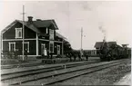Station anlagd 1887. En och enhalvvånings stationshus i trä. Senare lastplats. Avbemannad 1973. Bispår till Lindeby Hytta rivet 1951. Bispår till Haggruvan 
NBsJ-tåg, Nora Bergslags Järnväg