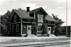 Station anlagd 1887. En och enhalvvånings stationshus i trä. Senare lastplats. Avbemannad 1973. Bispår till Lindeby Hytta rivet 1951. Bispår till Haggruvan