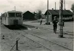 Station anlagd 1906. Envånings stationshus i trä, byggt i vinkel 
HvMJ , Vetlanda - Målilla Järnväg
Tåg 385Y förbigår 9861Z i Järnforsen.
Nedlläggning av bandelen Sävsjö--Vetlanda.
Målilla 1961-09-01
        Motorvagn  Yo1 (735?)