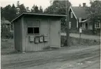 Station anlagd 1906. Envånings stationshus i trä, byggt i vinkel 
HvMJ , Vetlanda - Målilla Järnväg.
Hållplats och väntkur för SJ bussresenärer vid vägskälet  Gavån hållplats. Ursprungligen byggt för Axel Johanssons Omnibusstrafik.
Nedlläggning av bandelen Sävsjö--Vetlanda-Målilla
Målilla 1961-09-01