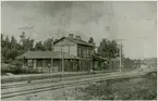 Hette före 1921 JÄRFVA. Det nuvarande stationshuset i trä i två våningar uppfördes 1866. Den 19 juni 1939 brann södra flygeln ned .Stationshuset rivet på 1970-talet. Namnet 1921 ändrat till ULRIKSDAL.
Gossen i mitten på trallan är Carl Johan Nikolaus Brissman, född 1870.Sedermara stins i Malmberget