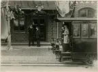 Jönköpings hamnstation
Inför Kung Oscars resa över Vaggerydsbanan 1895-08-27.
Stins Killander, Trafikchefsassist Widesheim.
På vagnen: Trafikchef Jagerström och Baningenjör Ståhle