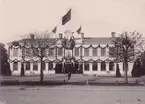 Karlskrona - Växjö Järnväg öppnades för allmän trafik 1874. Samma år färdigbyggdes stationshus i två våningar. Bangården utformades så att denna hade plats för fem spår. På bilden syns Karlskrona station vid kungens besök vid invigningen av Carl XI - Staden.