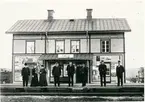 Trafikplats anlagd på 1880-talet. Tvåvånings stationshus i trä. Mekanisk växelförregling.