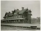 Stationshuset  före branden 26/4 1915.
Stationshus av trä, utvändigt tjärstruket, färdigt 1900 . 
1915 nytt stationshus i tegel istället för det gamla som brunnit