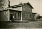 Kristinehamn nedre.
Hästdrift 1850-1858. Därefter lokdrift. Stationshus i Kristinehamn byggdes först 1862-1863 vid Norra Staketgatan. Förbindelsespår med SJ anlades 1866. 
Infogad i Kristinehamns station 1921. 
Smalspår. Se vidare Sjöändan vid bandel 133.