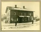 Stationen anlades 1882. Stationshuset, två våningar i trä. 1947 moderniserades expedition och väntsal.