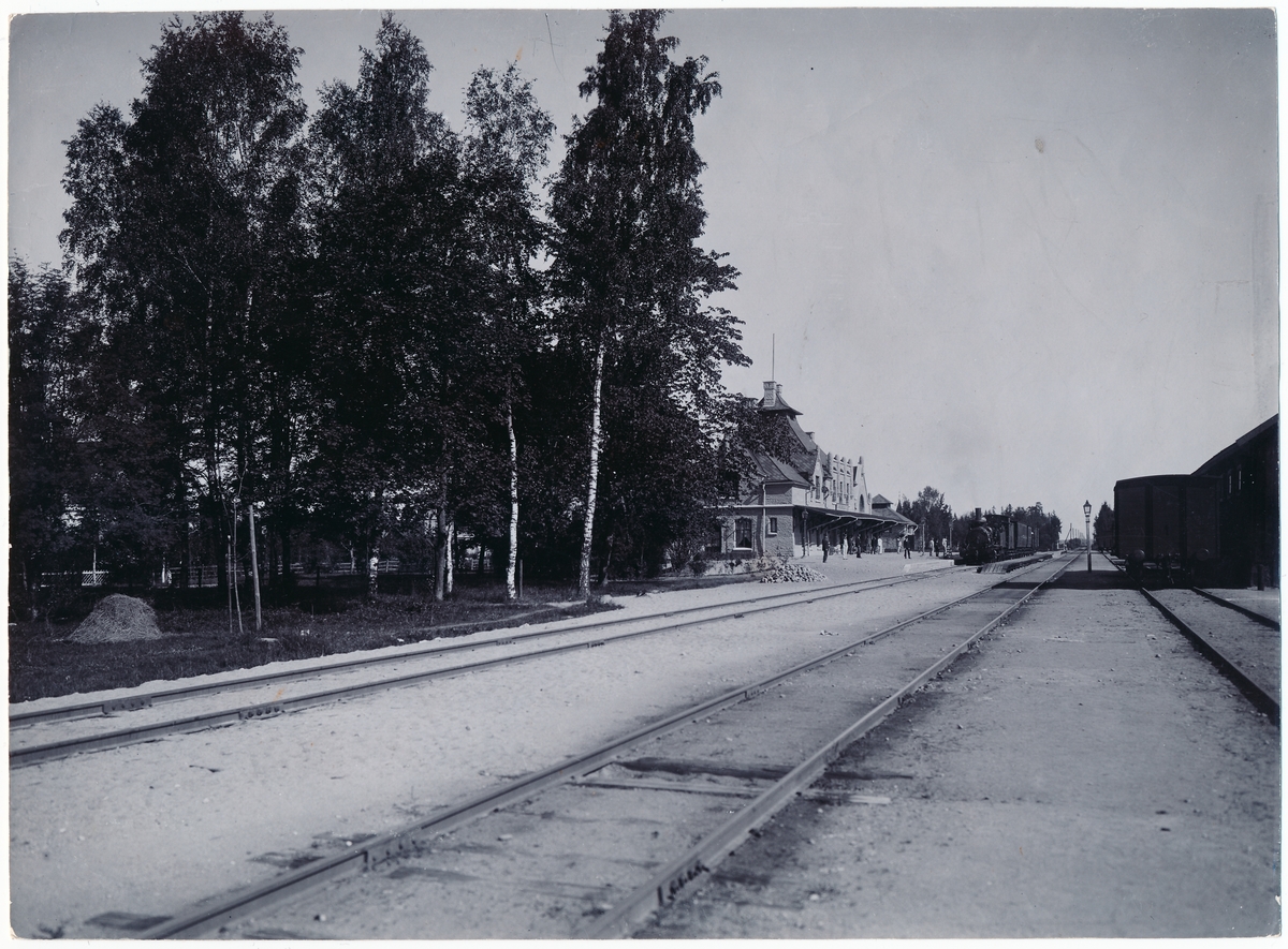 Statens Järnvägar, SJ,  Ånglok med 2 personvagnar.